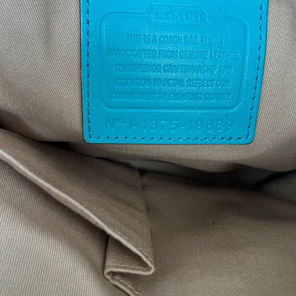 Large Coach Crossbody Adj. Bucket Turquoise can be worn as a shoulder bag - Picture 5 of 5